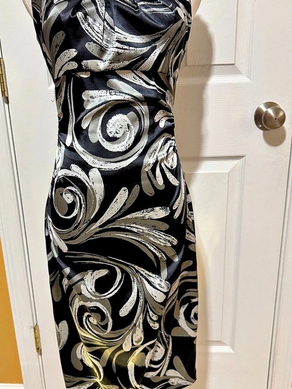 Maggie London Abstract Midi Dress in Black & White Size 4P Like New